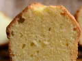 Bizcocho de yogur esponjoso, la receta de la abuela que nunca falla. Suave y delicioso, perfecto para el desayuno o la merienda.