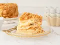 Deliciosa tarta napoleón, con capas crujientes de hojaldre y crema pastelera, lista para ser disfrutada.
