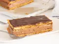 Delicioso milhojas de chocolate con capas crujientes de hojaldre y crema de cacao.