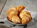 Croissants dorados y hojaldrados, perfectos para tu receta de croissant mantequilla. Un placer crujiente.
