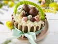 Pastel de Pascua con forma de cesta, decorado con huevos de chocolate, pollitos y crema. ¡Ideas creativas para pasteles de Pascua!