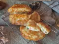 Empanadillas de gambas doradas y crujientes, rellenas de marisco y cremosidad, listas para disfrutar.