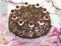 Tarta Selva Negra: bizcocho de chocolate, nata y cerezas. Una deliciosa receta para disfrutar.