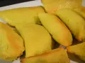 Un surtido de empanadas colombianas doradas y apetitosas, listas para disfrutar.