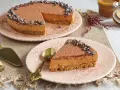 Deliciosa tarta de dulce de leche y galletas, cubierta de cacao y chispas de chocolate. ¡Un postre irresistible!