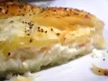 Un trozo de hojaldre de salmón y philadelphia, con semillas de amapola espolvoreadas.