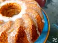 Delicioso queque de plátano con glaseado blanco, listo para disfrutar.