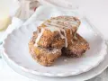 Torrijas doradas y crujientes, espolvoreadas con azúcar y canela, bañadas en dulce leche condensada.