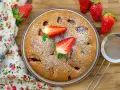 Delicioso bizcocho de fresa, espolvoreado con azúcar glas y decorado con fresas frescas. Un postre casero perfecto.