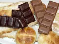 Barras de chocolate Nestlé y pan rústico, una combinación clásica para disfrutar.