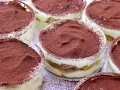 Varios vasitos de tiramisú casero, listos para disfrutar. Una deliciosa tiramisú receta para compartir.
