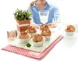 Deliciosas magdalenas Thermomix, recién horneadas y listas para disfrutar con un vaso de leche.