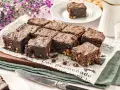 Deliciosos trozos de brownie microondas, recién hechos y listos para disfrutar.