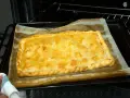 Empanada de zamburiñas recién horneada, dorada y lista para disfrutar.