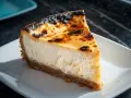 Rebanada de tarta de queso con base crujiente y cobertura dorada caramelizada. ¡Un delicioso custard cake!
