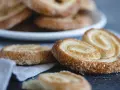 Deliciosas palmeritas de hojaldre espolvoreadas con azúcar, listas para disfrutar.