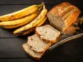Plátanos maduros junto a un delicioso banana bread recién horneado, con rebanadas listas para disfrutar.