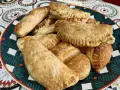 Plato lleno de empanadillas de cabello de ángel, doradas y espolvoreadas con semillas de sésamo.