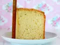 Rebanada de bizcocho de yogurt esponjoso, con una regla de madera al lado para medir su altura.