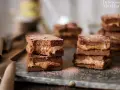 Deliciosos brownie con dátiles, apilados y espolvoreados con cacao. Un dulce placer que te hará soñar.