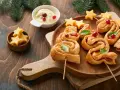 Delicioso árbol de navidad hojaldre con queso en forma de estrella y arándanos.