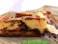 Tarta de queso con chocolate, con trozos de chocolate oscuro y una base crujiente. Perfecta para los amantes del dulce.
