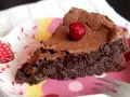 Deliciosa tarta sin gluten y sin lactosa, con un centro fundente y coronada con una frambuesa.