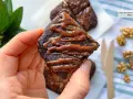 Delicioso brownie de calabaza cubierto con glaseado de chocolate y espolvoreado con canela. ¡Perfecto para un postre otoñal!