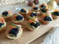 Deliciosas tartaletas de salmón y aguacate, coronadas con caviar negro y cebollino. Un bocado elegante y sabroso.