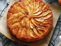 Tarta de manzana dorada, perfecta para tus recetas de tartas. Con rodajas de manzana dispuestas en espiral y un glaseado brillante.