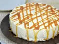 Tarta de queso con leche condensada, cubierta de caramelo líquido, lista para disfrutar.
