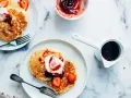 Deliciosas tortitas con fresas y nata, listas para servir. Aprende como hacer tortitas perfectas para el desayuno.