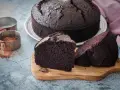 Un delicioso bizcocho de chocolate, recién horneado, con dos porciones listas para disfrutar.