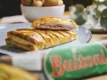 Deliciosa receta con hojaldre salado, rellena de jamón y queso. Perfecta para un aperitivo rápido y sabroso.