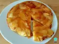 Delicioso postre con manzanas sin horno, con trozos de manzana caramelizada y canela sobre una base dorada.