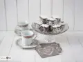 Deliciosos lamington cake cubiertos de coco, listos para disfrutar con café.