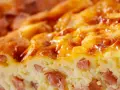 Primer plano de una deliciosa quiche Lorraine, con trozos de bacon y una dorada capa superior. ¡Perfecta para tu próxima receta!