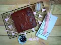 Un delicioso brownie recién horneado, listo para ser cortado. Decorado con banderines rosas y arándanos.