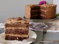 Deliciosa tarta de zanahoria y chocolate, con capas de bizcocho y crema, lista para disfrutar.
