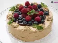 Deliciosa tarta de moka cubierta con frutos rojos frescos, chocolate y hojas de menta. ¡Un postre irresistible!