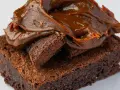 Delicioso brownie sin gluten cubierto con dulce de leche cremoso.