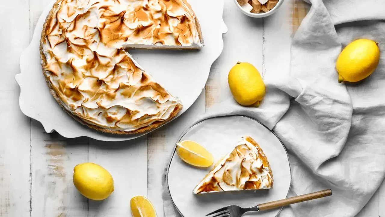 Delicioso lemon pie receta con merengue dorado. Un postre refrescante y dulce, perfecto para cualquier ocasión.