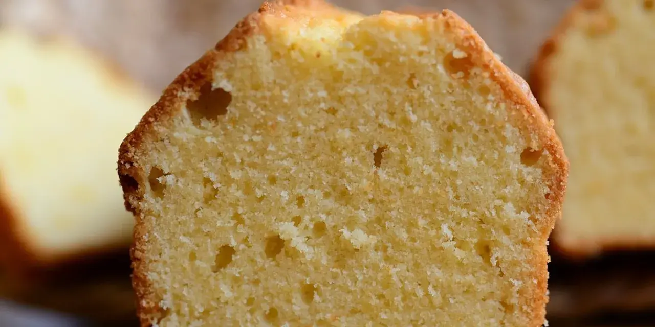 Bizcocho de yogur esponjoso, la receta de la abuela que nunca falla. Suave y delicioso, perfecto para el desayuno o la merienda.
