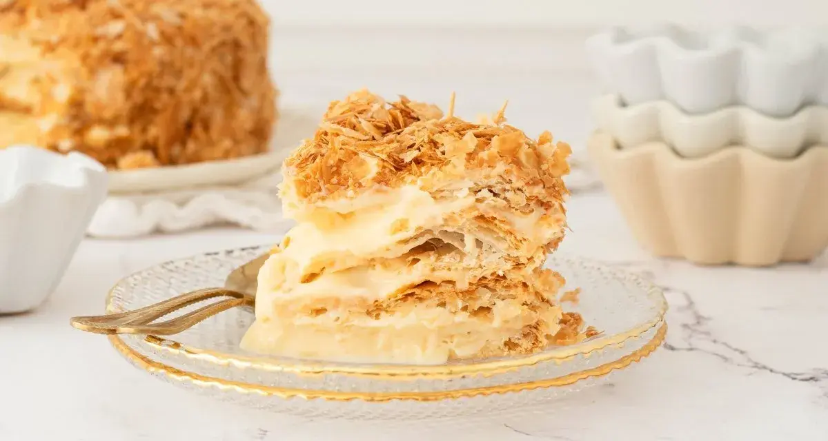 Deliciosa tarta napoleón, con capas crujientes de hojaldre y crema pastelera, lista para ser disfrutada.