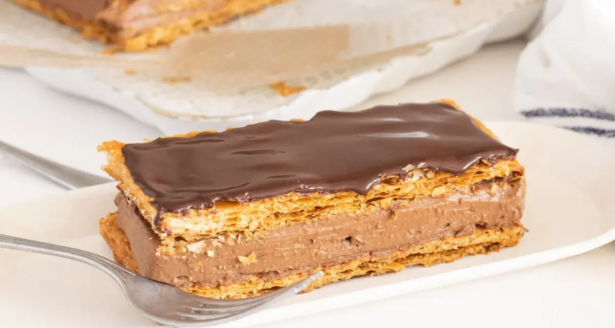 Delicioso milhojas de chocolate con capas crujientes de hojaldre y crema de cacao.