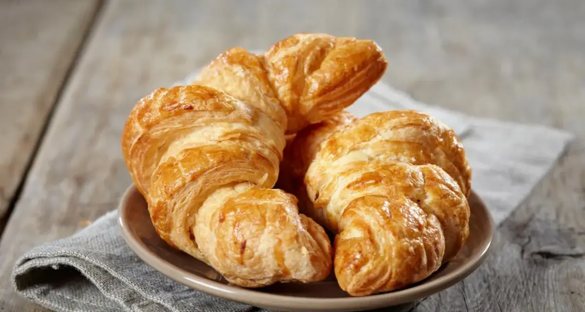 Croissants dorados y hojaldrados, perfectos para tu receta de croissant mantequilla. Un placer crujiente.