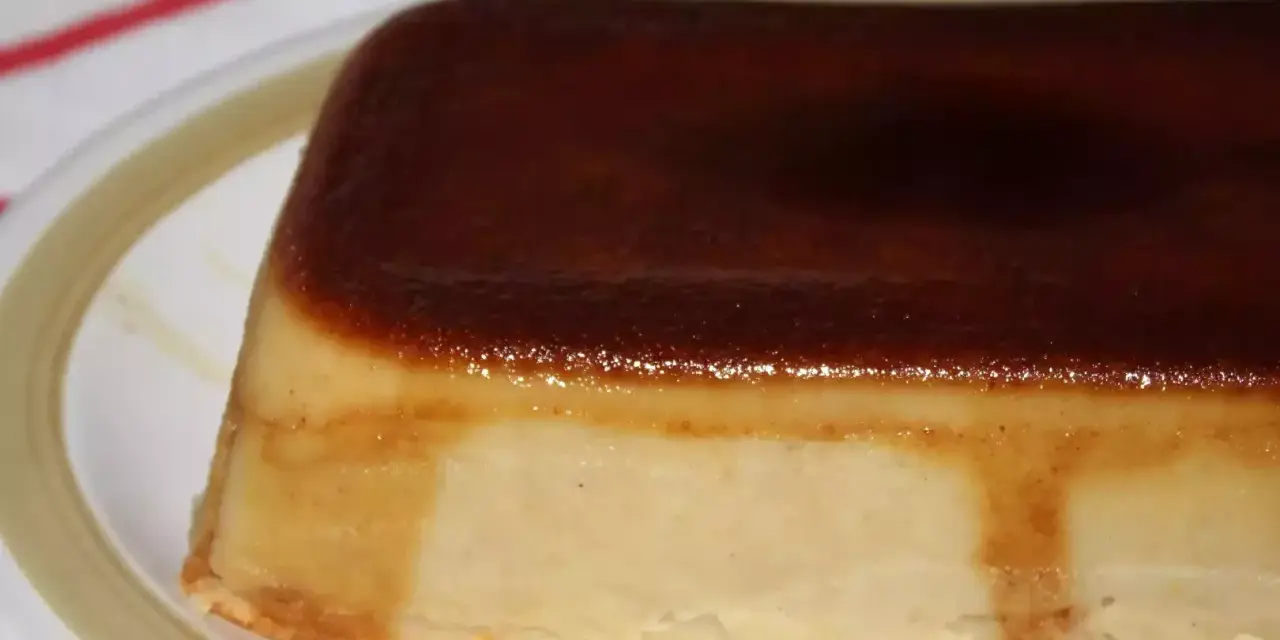 Un delicioso budín de pan casero, con su caramelo dorado y textura suave, listo para disfrutar.