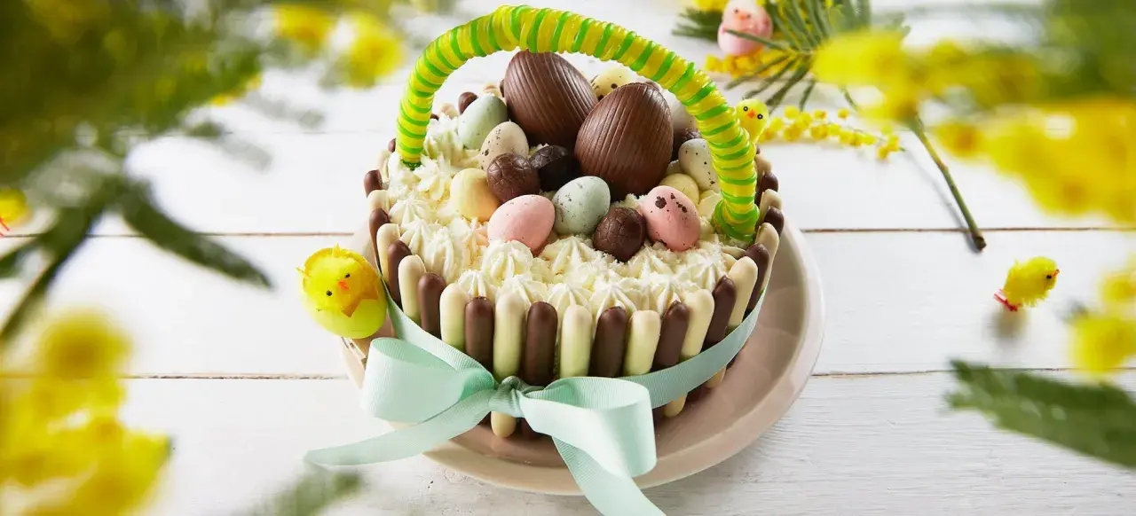 Pastel de Pascua con forma de cesta, decorado con huevos de chocolate, pollitos y crema. ¡Ideas creativas para pasteles de Pascua!