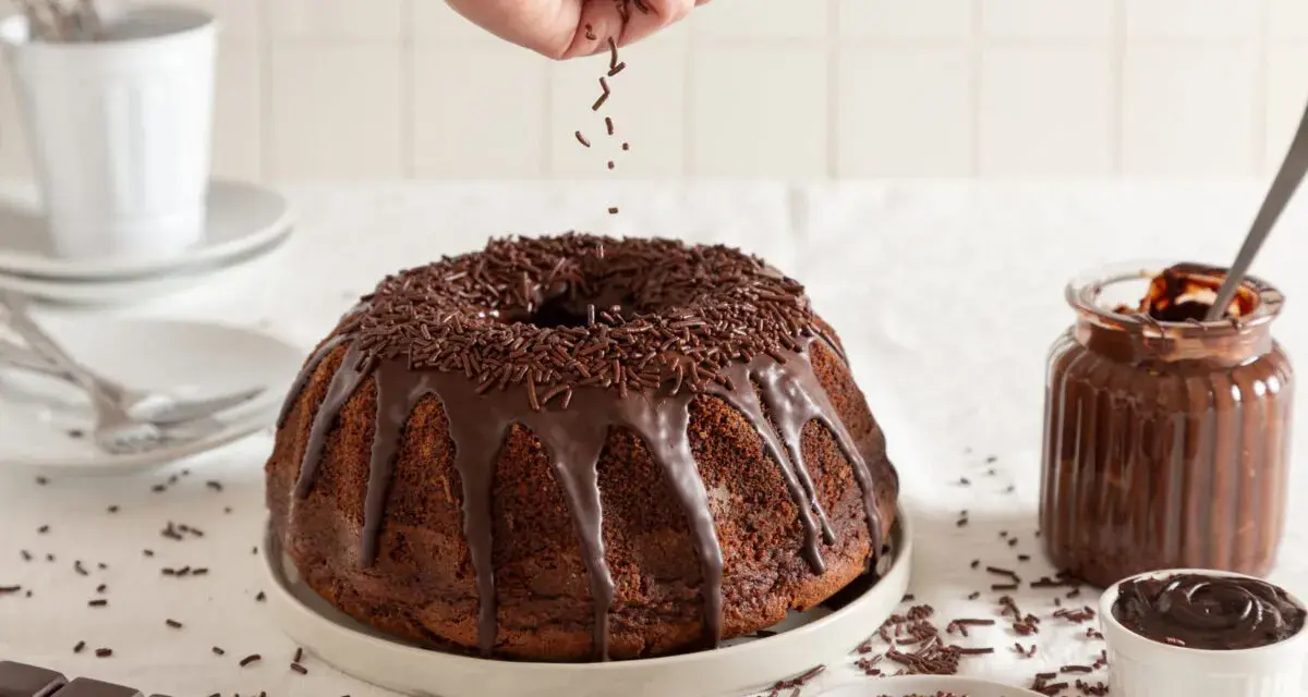 Bizcocho de chocolate con cobertura y chispas, listo para disfrutar.