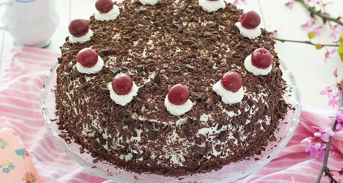 Tarta Selva Negra: bizcocho de chocolate, nata y cerezas. Una deliciosa receta para disfrutar.